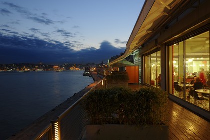 Turquie, Istanbul, quartier de Karaköy, terrasse du Musée d'Art Moderne (Istanbul Modern)