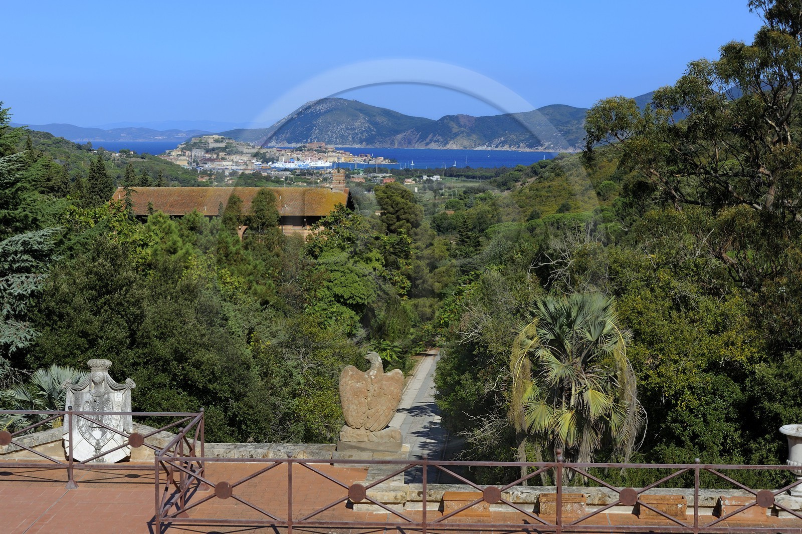 Italie, Toscane, l’Ile d’Elbe, San Martino, la Villa Napoleonica achetée par Napoléon 1er lors de son exile, vue depuis la terrasse sur Portoferraio