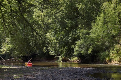 France, Dordogne (24), Périgord Noir, descente de la rivière Auvézère en canoé-kayak entre Cherveix-Cubas et Tourtoirac (avec Vert’Auvézère)