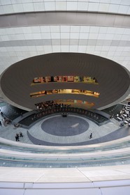 Turquie, Istanbul, le centre commercial Canyon (Kanyon Alişveriş Merkezi), une réalisation des cabinets d'architectes Jerde Partnership de Los Angeles et Tabanlioglu d'Istanbul, sphère abritant un cinema en multiplex