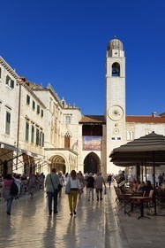 Croatie, Dalmatie, cote dalmate, Dubrovnik, centre historique classé Patrimoine Mondial de l'UNESCO, la rue principale piétonne Placa (Stradum), le Palais Sponza à gauche et la Tour de l'horloge