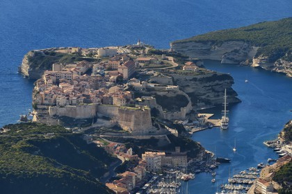 France, Corse-du-Sud (2A), Bonifacio, les falaises calcaires, la vieille ville et l'accès à la citadelle par la montée Saint Roch (vue aérienne)