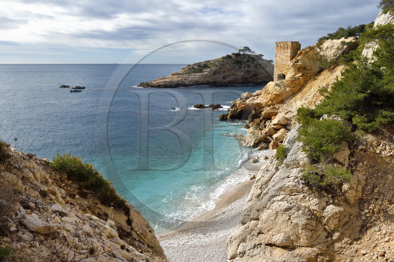 France, Bouches-du-Rhône (13), Ensuès-la-Redonne vers Marseille, la Cote Bleue, randonnée de Niolon au Cap Méjean le long du Sentier des Douaniers, la petite plage et l'ile de la calanque de l'Erevine