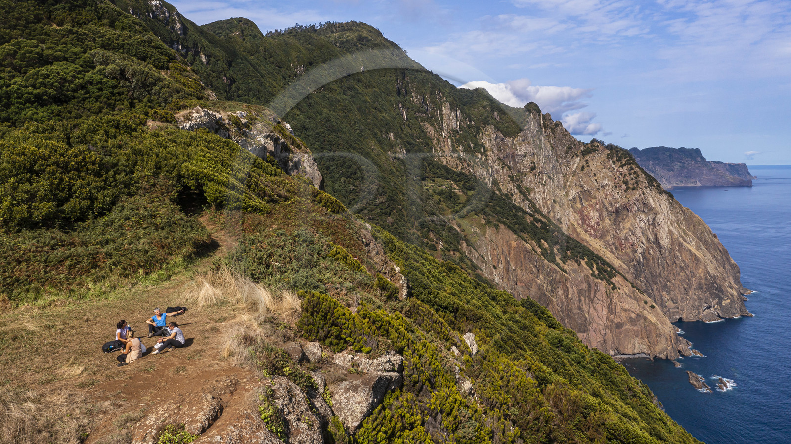 Portugal, Ile de Madère, randonnée de Machico à Porto da Cruz par le Vereda do Larano, au col de Boca do Risco (vue aérienne)