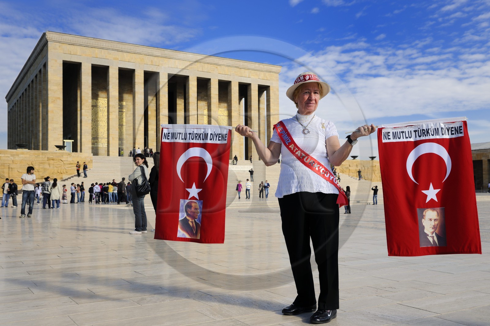 Turquie, Anatolie centrale, Ankara, ardente supporter d'Atatürk devant le mausolée d'Atatürk