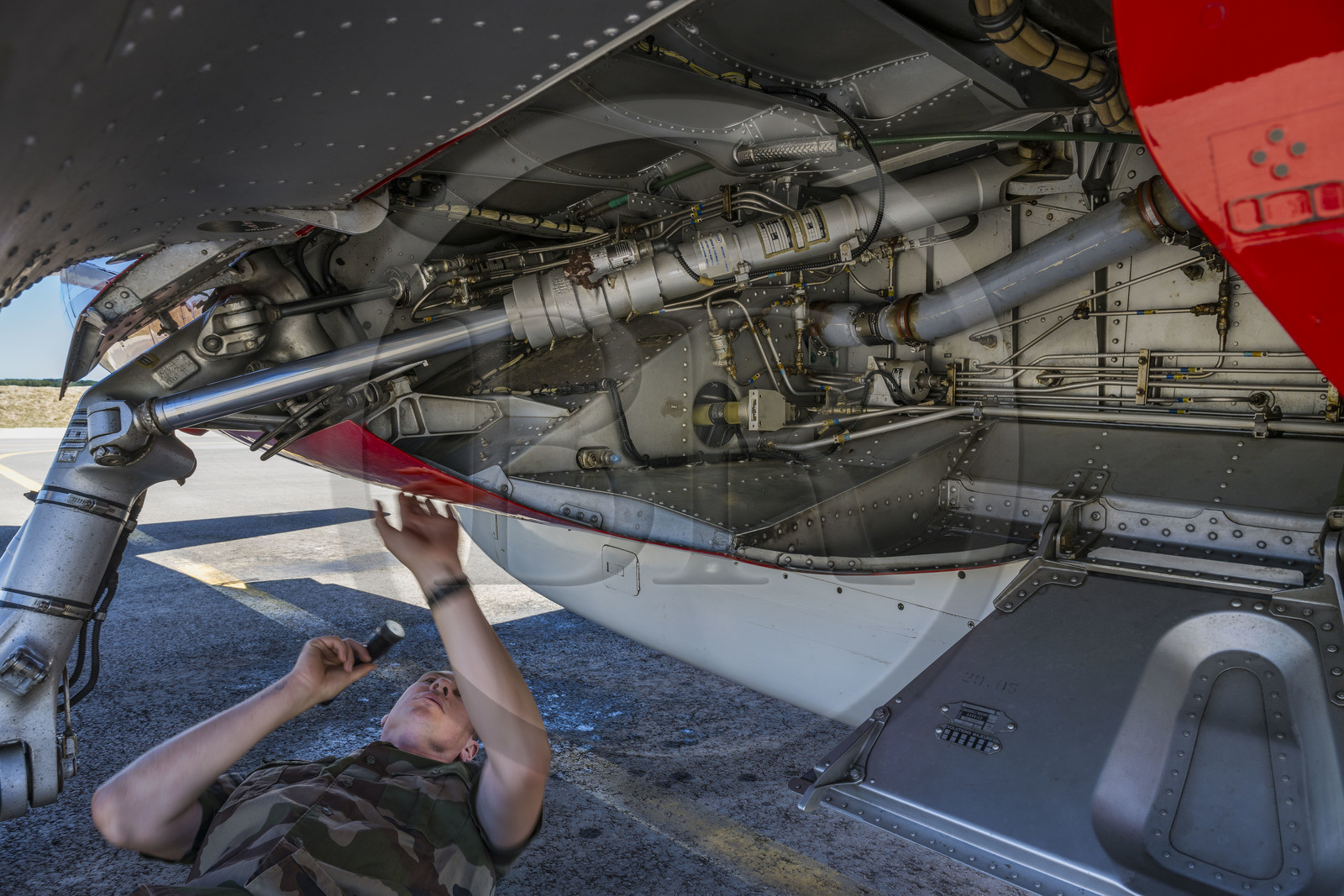 France, Bouches-du-Rhône (13), Salon-de-Provence, base aerienne 701, base de la Patrouille de France (PAF pour Patrouille acrobatique de France) de l'Armée de l'air et de l'espace française, l'adjudant Nicolas Renard, le mécanicien, effectue le tour avion de son Alphajet, vérification du train d'atterrissage