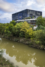 France, Hérault (34), Montpellier,  quartier de Port Marianne, les rives du Lez, l'Hotel de Ville conçu par les architectes Jean Nouvel et François Fontès