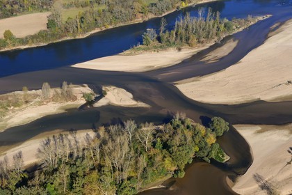 France, Loir-et-Cher (41), Vallée de la Loire classée Patrimoine Mondial de l' UNESCO, bancs de sable sur la Loire (vue aérienne)