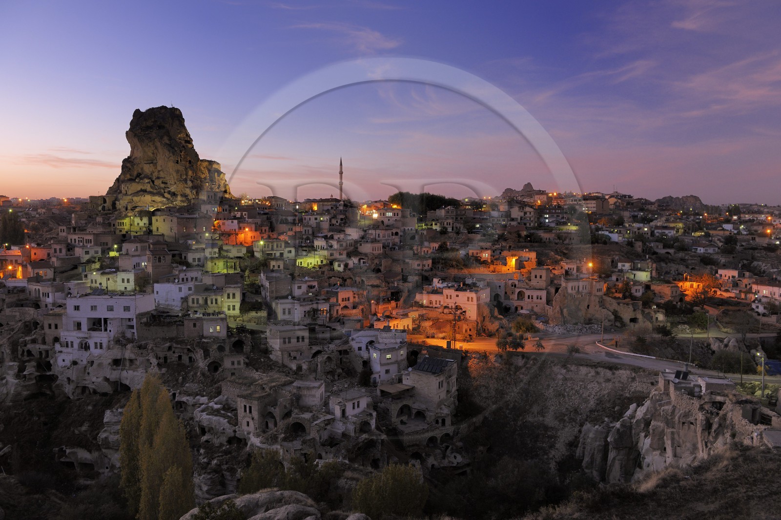 Turquie, Anatolie Centrale, province de Nevsehir, Cappadoce classée Patrimoine Mondial de l'UNESCO, village d' Ortahisar à la tombée de la nuit