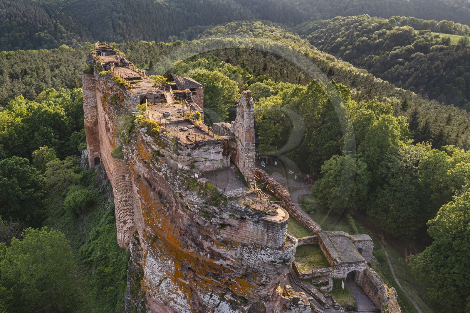 France, Bas-Rhin (67), Parc naturel régional des Vosges du Nord, Lembach, chateau de Fleckenstein (vue aérienne)