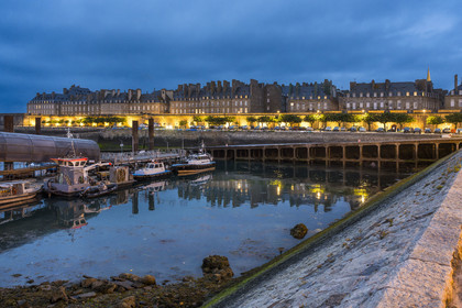 France, Ille-et-Vilaine (35), Côte d'Emeraude, Saint-Malo, la cale de Dinan et les remparts Sud