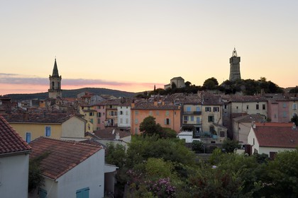 France, Var (83), Draguignan, la tour de l'Horloge et l'église Saint Michel dans la vieille ville