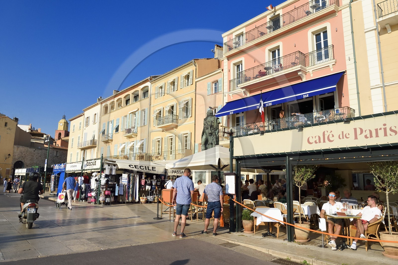 France, Var (83), Saint-Tropez, terrasse du café de Paris sur le quai Suffren