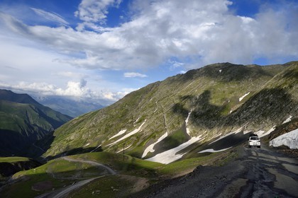 Géorgie, Kakheti, Parc national de Touchétie, la très spectaculaire piste qui relie Telavi à Omalo au Col d'Abano (2826 mètres)
