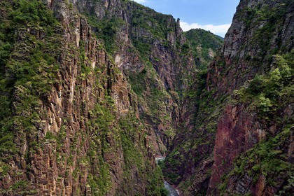 France, Alpes-Maritimes (06), parc national du Mercantour, vallée du Haut-Var, les Gorges de Daluis creusées par le Var dans des sols de pélite rouge