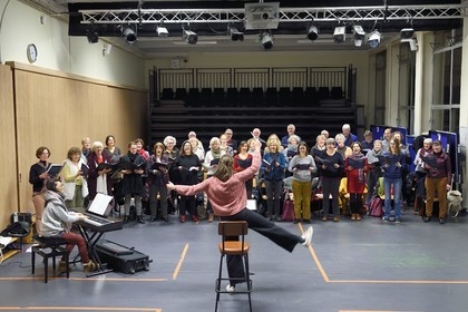 France, Bas-Rhin (67), Strasbourg, répétition de chants de Noël du Chœur de Saint-Guillaume sous la présidence de Nicolas Greib dans la salle de sport du Gymnase Jean Sturm