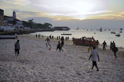 Tanzanie, archipel de Zanzibar, île de Unguja (Zanzibar), ville de Zanzibar, quartier Stone Town, classé Patrimoine Mondial de l' UNESCO, joueurs de fooball sur la plage