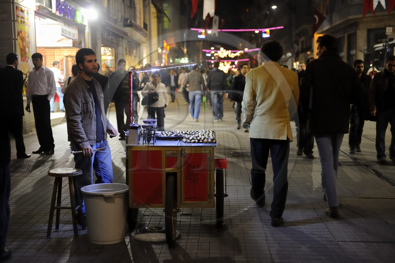 Turquie, Istanbul, quartier de Beyoglu, marchand ambulant de marrons chauds dans la rue Istiklal Caddesi