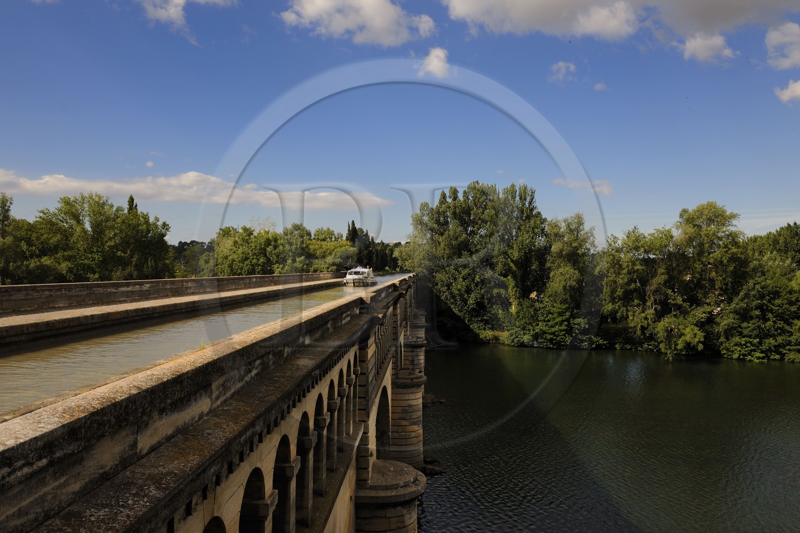 France, Hérault (34), Béziers, le Pont Canal du Canal du Midi, classé Patrimoine Mondial de l'UNESCO, passant sur la rivière Orb