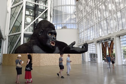France, Moselle (57), Metz, quartier de l'Amphithéatre, le Centre Pompidou-Metz, centre d'art conçus par les architectes Shigeru Ban et Jean de Gastines, King Kong élément de décor de l'Opéra national de Paris par Malgorzata Szczesniak