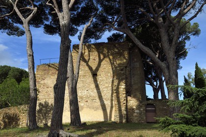 France, Var (83), Bormes-les-Mimosas, vestiges du château des Seigneurs de Fos, dans le haut du vieux village