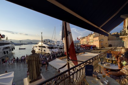 France, Var (83), Saint-Tropez, quai de Suffren, terrasse du bar de l'hôtel Sube qui domine le port