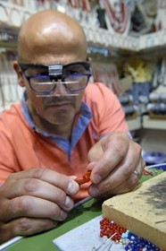 Croatie, Dalmatie, cote dalmate, Ile de Korcula, ville de Korcula, Rikard Skeleta dans sa boutique de corail rouge (Corallium rubrum), troisième génération de créateur de bijoux