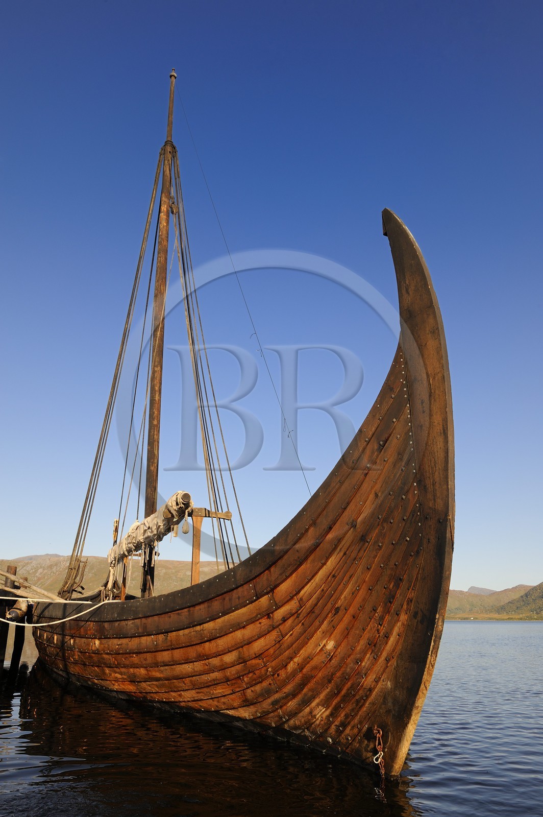 Norvège, Nordland, Iles Lofoten, ile de Vestvagoy, le drakkar (bateau viking) Lofotr construit à l'identique sur le lac de Borg