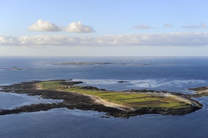 France, Finistère (29), parc naturel régional d'Armorique, mer d'Iroise, Ile de Quéménès dans l'Archipel de Molène, l'Ile de Molène et Ouessant en arrière plan (vue aérienne)
