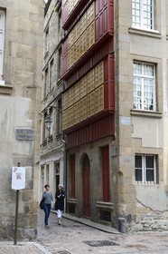 France, Ille-et-Vilaine (35), côte d'émeraude, Saint-Malo, maison traditionnelle à l'angle de la rue des petits degrés et de la rue Boursaint