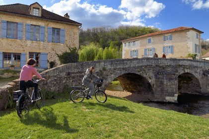 France, Dordogne (24), Périgord Vert, Saint-Jean-de-Côle, labellisé Les Plus Beaux Villages de France, cyclistes faisant la Flow Vélo devant le pont médiéval du XIIème siècle