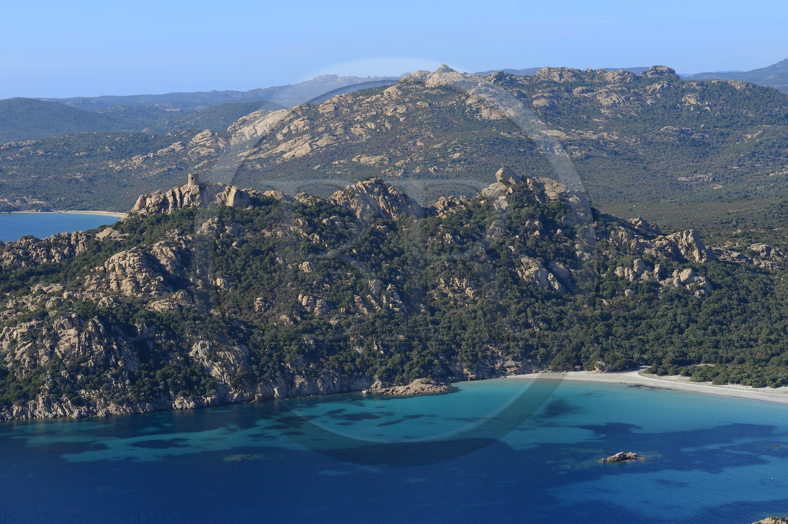 France, Corse-du-Sud (2A), le site naturel de Cala de Roccapina, la tour génoise de Roccapina et le rocher du Lion (vue aérienne)