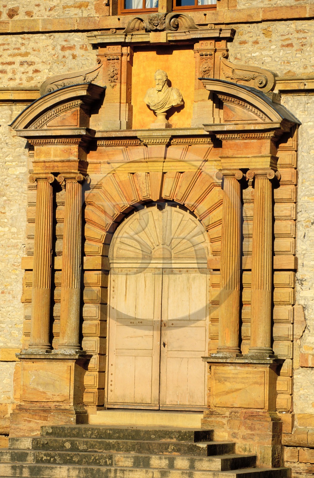 France, Saône-et-Loire (71), Mâconnais, château de Cormatin, porte de la façade est