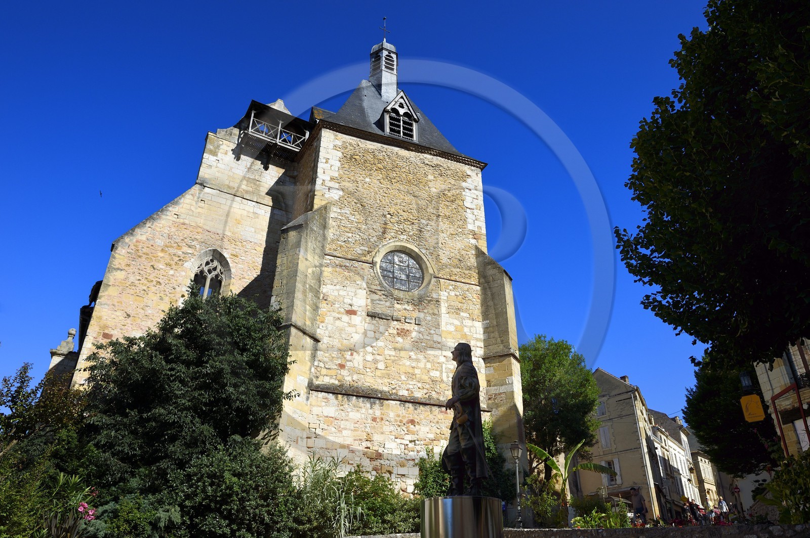 France, Dordogne (24), Périgord Pourpre, Bergerac, place Pélissière, statue de Cyrano de Bergerac par Mauro Corda en 2005 et église Saint Jacques
