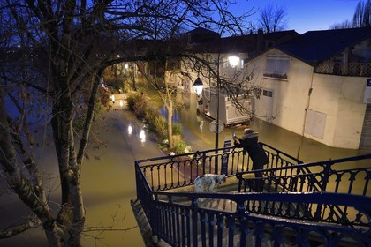 France, Val-de-Marne (94), Le Perreux-sur-Marne, les bords de Marne inondés depuis la passerelle de Bry-sur-Marne