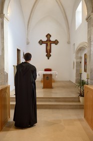 Croatie, Dalmatie, côte dalmate, Tkon, Monastère bénédictin de Cokovac fondé en 1125 sur l’Ile de Pasman, crucifix du VIème siècle