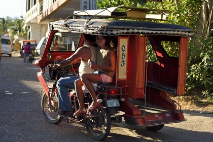 Philippines, Calamian Islands dans le nord de Palawan, Busuanga Island, ville de Coron, tricycle moto-taxi