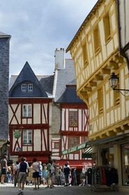 France, Morbihan (56), Golfe du Morbihan, Vannes, maisons à pans de bois rue Saint Salomon aboutissant à la  place Henri IV