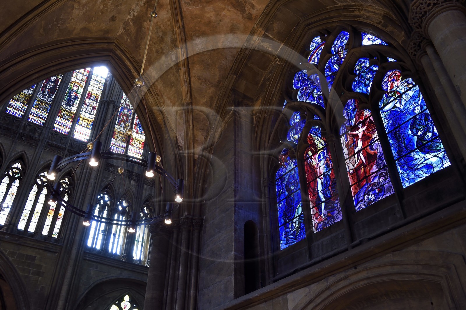France, Moselle (57), Metz, la cathédrale Saint-Etienne, vitraux du déambulatoire nord avec pour sujets des épisodes de l’Ancien Testament (Livre de la Genèse 22, 9-12 et 32, 25-28 et 28,10-13 et Livre de l'Exode 3, 1-2, 4-6) par Marc Chagall (XXe siècle) réalisés par l’atelier Simon-Marq à Reims (droits réservés)