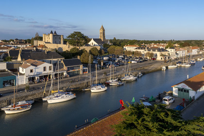 France, Vendée (85), Ile de Noirmoutier, Noirmoutier-en-l'Ile, port d'échouage dans l'Etier du Moulin, le château médiéval et l'église Saint-Philbert en arrière plan (vue aérienne)
