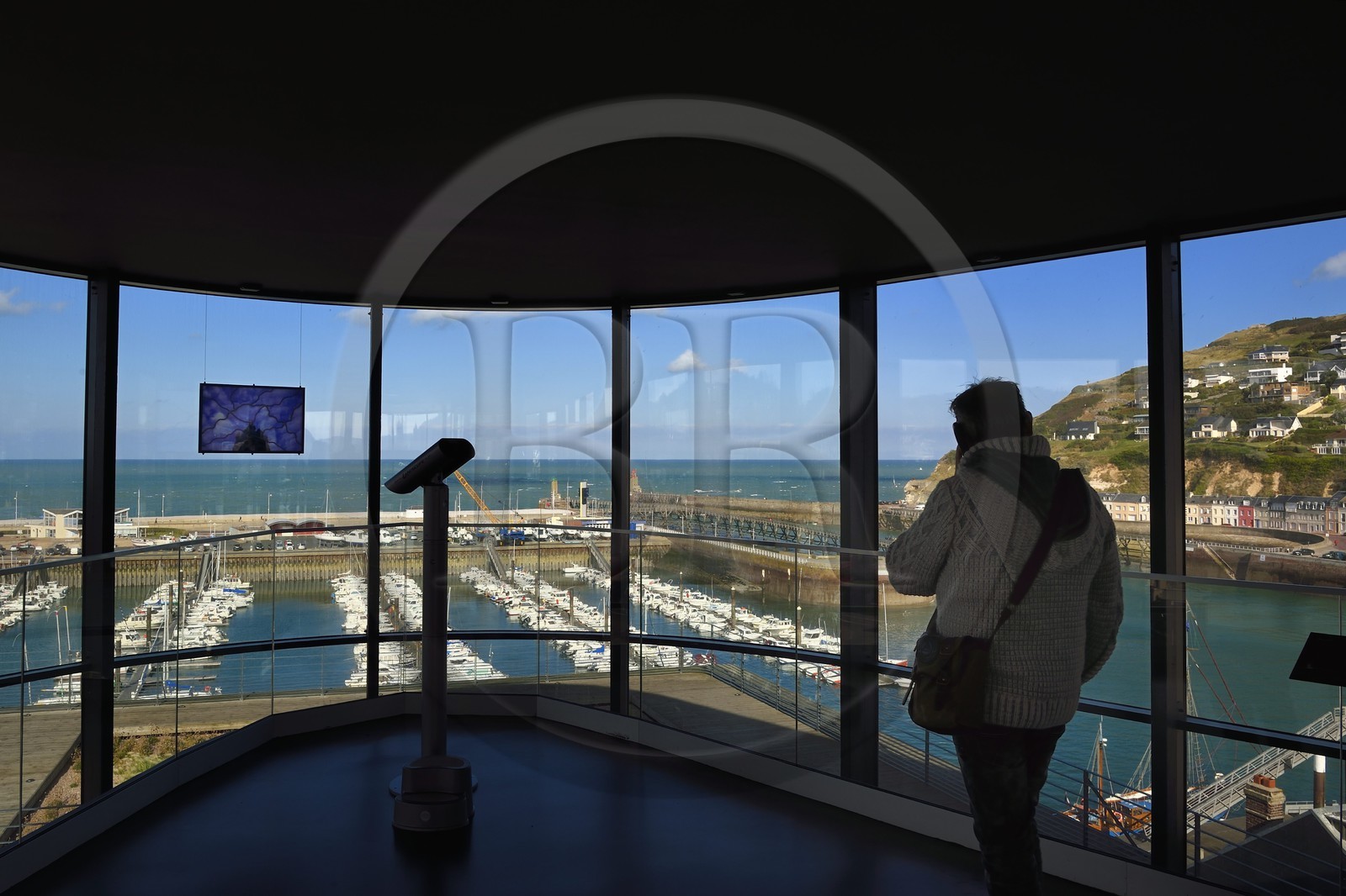 France, Seine-Maritime (76), Pays de Caux, Côte d'Albâtre, Les Pêcheries - Musée de Fécamp domine le port, le Cap Fagnet en arrière plan