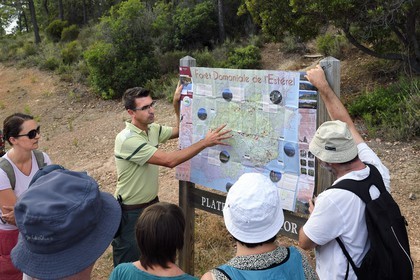 France, Var (83), Agay commune de Saint-Raphaël, massif de l'Estérel, randonnée dans le massif du Cap Roux, Christophe Pint-Girardot agent de l’Office National des Forêts (ONF)