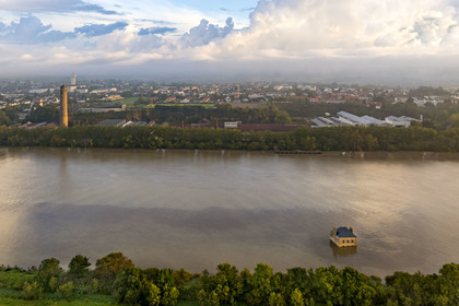 France, Loire-Atlantique (44), Couëron, collection d'art contemporain à ciel ouvert Estuaire, La Maison dans la Loire réalisé par l'artiste Jean-Luc Courcoult et la Tour à plomb de 69 m de haut construite au XIXème siècle (vue aérienne)