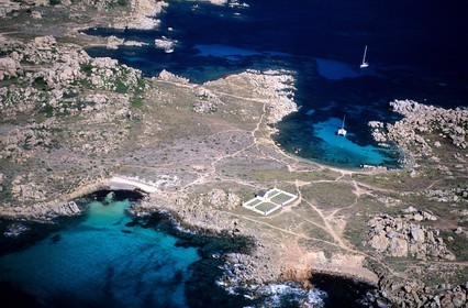France, Corse-du-Sud (2A), bateaux au mouillage dans l'archipel des îles Lavezzi (vue aérienne)