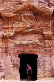 Jordanie, Petra, une jeune bédouine devant une façade des tombe