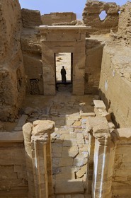 Egypte, désert libyque, El-Dush au sud de l'oasis de Kharga, le temple de l'époque Ptolémaique dédié à Isis et Osiris dans le fort romain