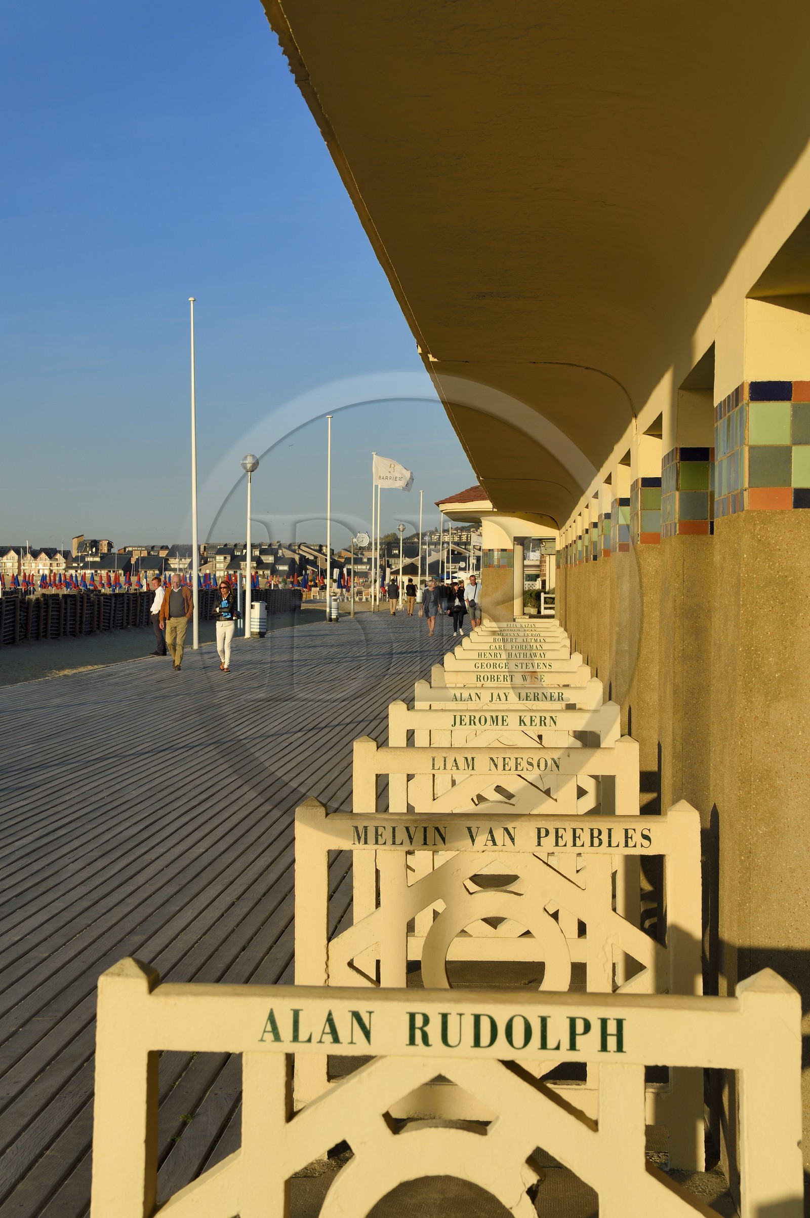 France, Calvados (14), Pays d'Auge, Deauville, les célèbres Planches sur la plage, bordée de cabines de bain de style Art déco, chacune d'elles portant le nom d'une célébrité ayant participé au Festival du cinéma américain de Deauville