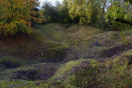 France, Meuse (55), Parc régional de Lorraine, Cotes de Meuse, Les Éparges, traces des combats d’une des luttes les plus meurtrières de la Première Guerre mondiale, entonnoir résultant d'explosions de mines pour le contrôle du « point X » qui domine la plaine et trous d'obus
