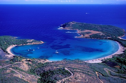France, Corse-du-Sud (2A), la baie de Rondinara ourlée de sable blanc (vue aérienne)