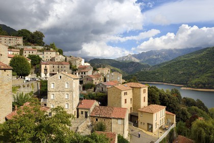 France, Corse-du-Sud (2A), Vallée du Prunelli, village de Tolla au bord du lac artificiel de Tolla